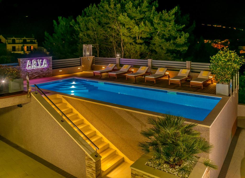 Bazén v ubytovaní Villa Arya with heated swimming pool, roof hot tub, sauna and gym near the beach alebo v jeho blízkosti