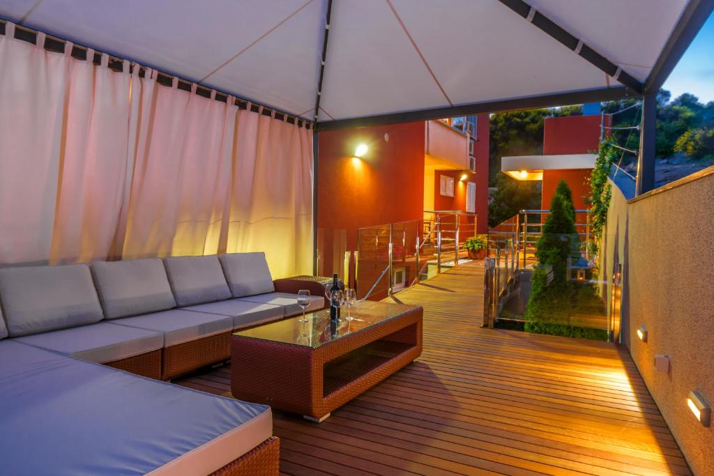 Posedenie v ubytovaní Villa Arya with heated swimming pool, roof hot tub, sauna and gym near the beach