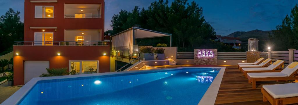 Bazén v ubytovaní Villa Arya with heated swimming pool, roof hot tub, sauna and gym near the beach alebo v jeho blízkosti