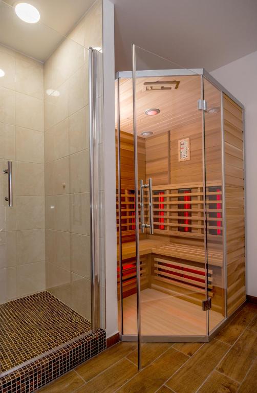 Kúpeľňa v ubytovaní Villa Arya with heated swimming pool, roof hot tub, sauna and gym near the beach