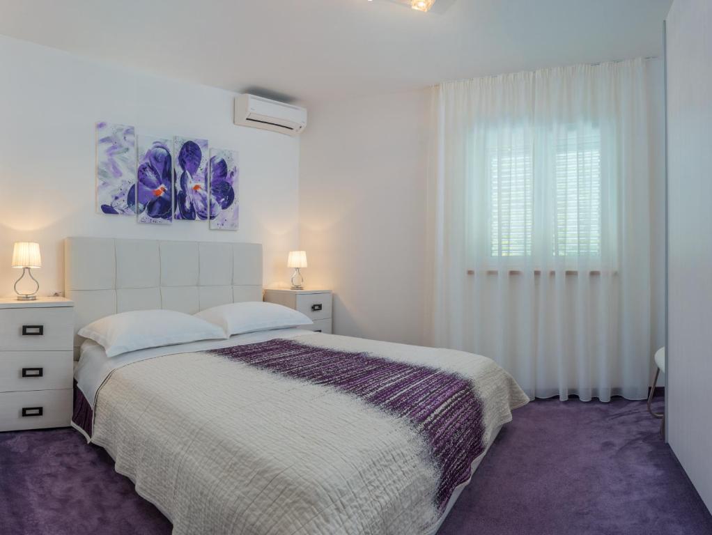 Posteľ alebo postele v izbe v ubytovaní Villa Arya with heated swimming pool, roof hot tub, sauna and gym near the beach