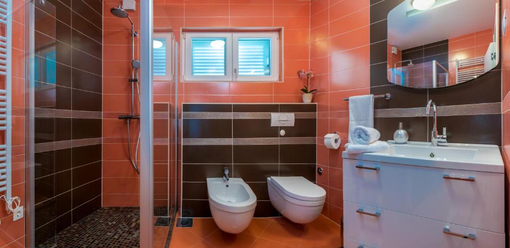 Kúpeľňa v ubytovaní Villa Arya with heated swimming pool, roof hot tub, sauna and gym near the beach
