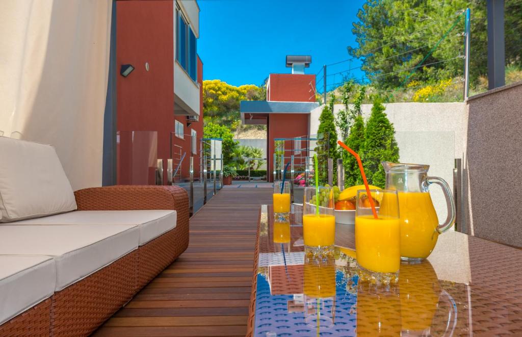 Nápoje v ubytovaní Villa Arya with heated swimming pool, roof hot tub, sauna and gym near the beach