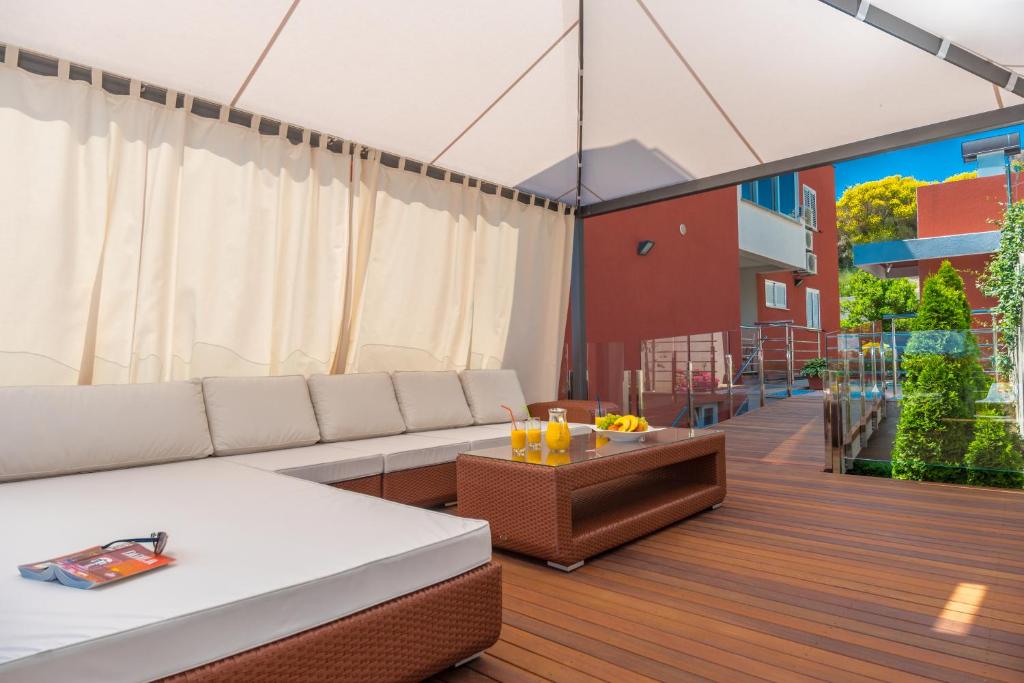Posedenie v ubytovaní Villa Arya with heated swimming pool, roof hot tub, sauna and gym near the beach
