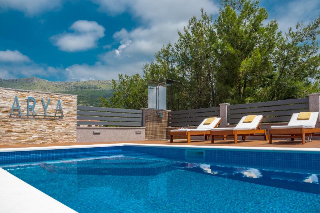 Bazén v ubytovaní Villa Arya with heated swimming pool, roof hot tub, sauna and gym near the beach alebo v jeho blízkosti