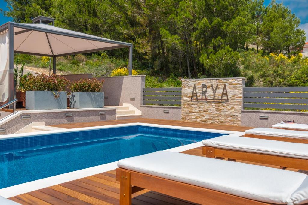 Bazén v ubytovaní Villa Arya with heated swimming pool, roof hot tub, sauna and gym near the beach alebo v jeho blízkosti