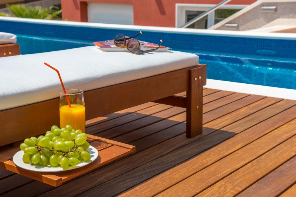 Bazén v ubytovaní Villa Arya with heated swimming pool, roof hot tub, sauna and gym near the beach alebo v jeho blízkosti