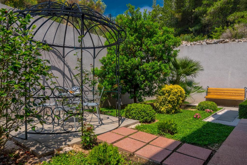 Vonkajšia záhrada v ubytovaní Villa Arya with heated swimming pool, roof hot tub, sauna and gym near the beach