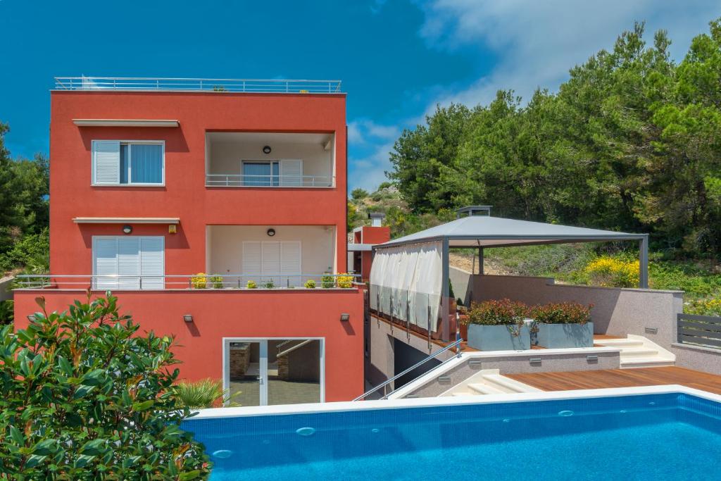 Bazén v ubytovaní Villa Arya with heated swimming pool, roof hot tub, sauna and gym near the beach alebo v jeho blízkosti