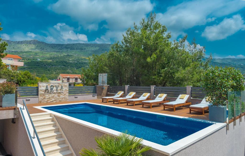 Bazén v ubytovaní Villa Arya with heated swimming pool, roof hot tub, sauna and gym near the beach alebo v jeho blízkosti