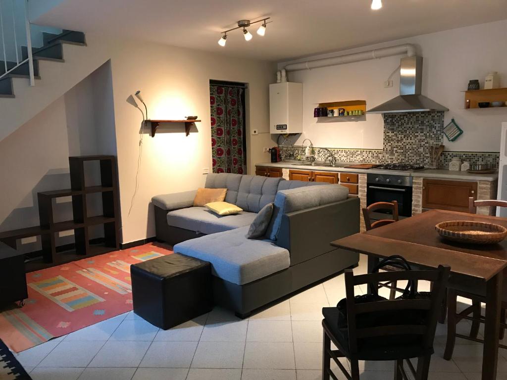 een woonkamer met een bank en een tafel bij Casa Pignolo in Bergamo