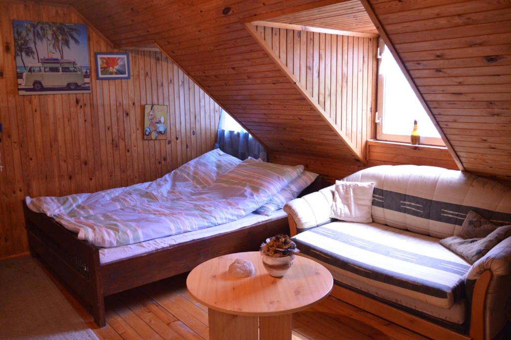 エゲルにあるVilla Kőporosのベッドルーム1室(ベッド1台、キャビン内のソファ付)