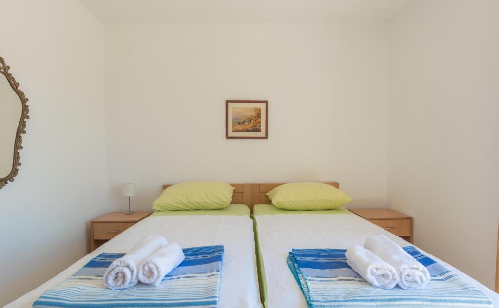 Postel nebo postele na pokoji v ubytování Apartments Novalja Milijan