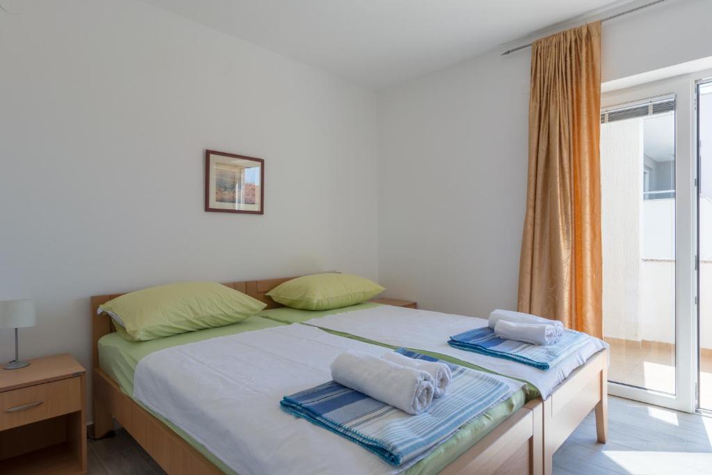 Postel nebo postele na pokoji v ubytování Apartments Novalja Milijan