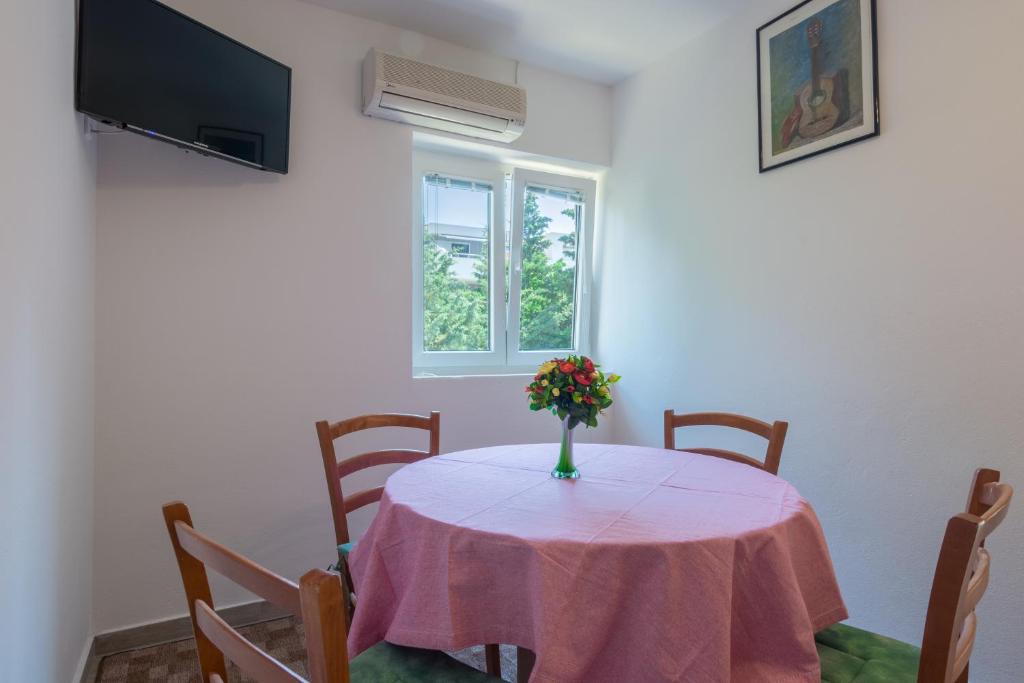TV a/nebo společenská místnost v ubytování Apartments Novalja Milijan