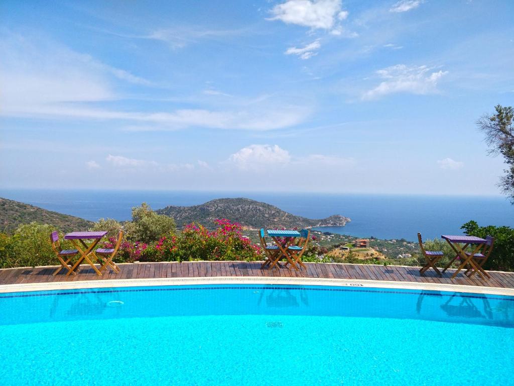 uma piscina com vista para o oceano em Zephyros Hotel em Mesudiye