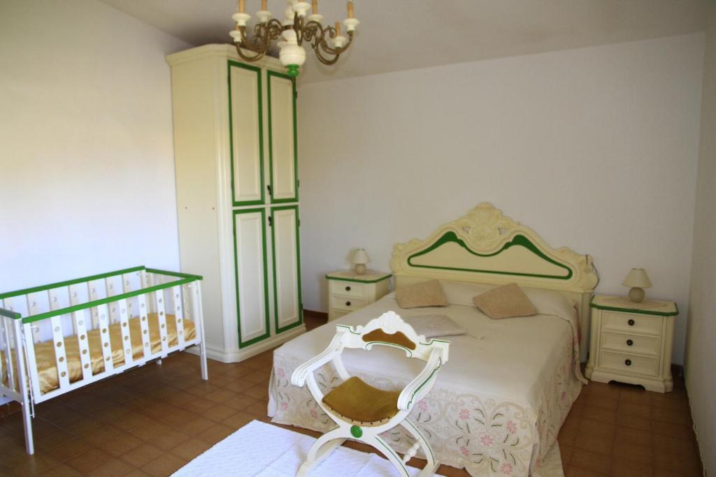 A bed or beds in a room at Addisora Appartamenti