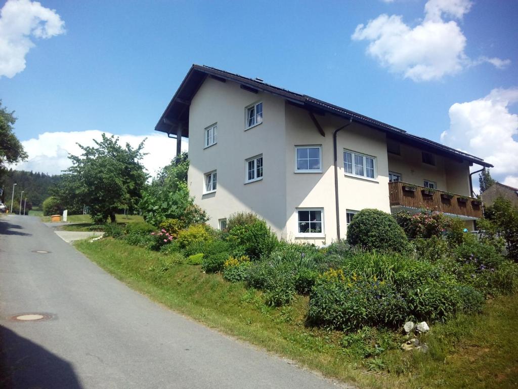 a white house on the side of a road at Gästezimmer Fechheim in Neustadt bei Coburg