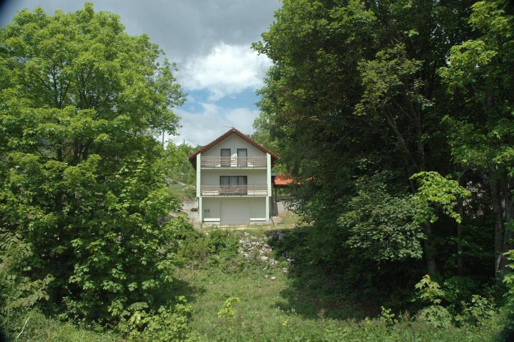 M & J في كراسنو بوليي: بيت ابيض وسط بعض الاشجار