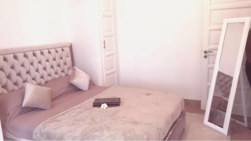 Un dormitorio con una cama con un anillo. en VILLA 186 AGADIR, en Islane