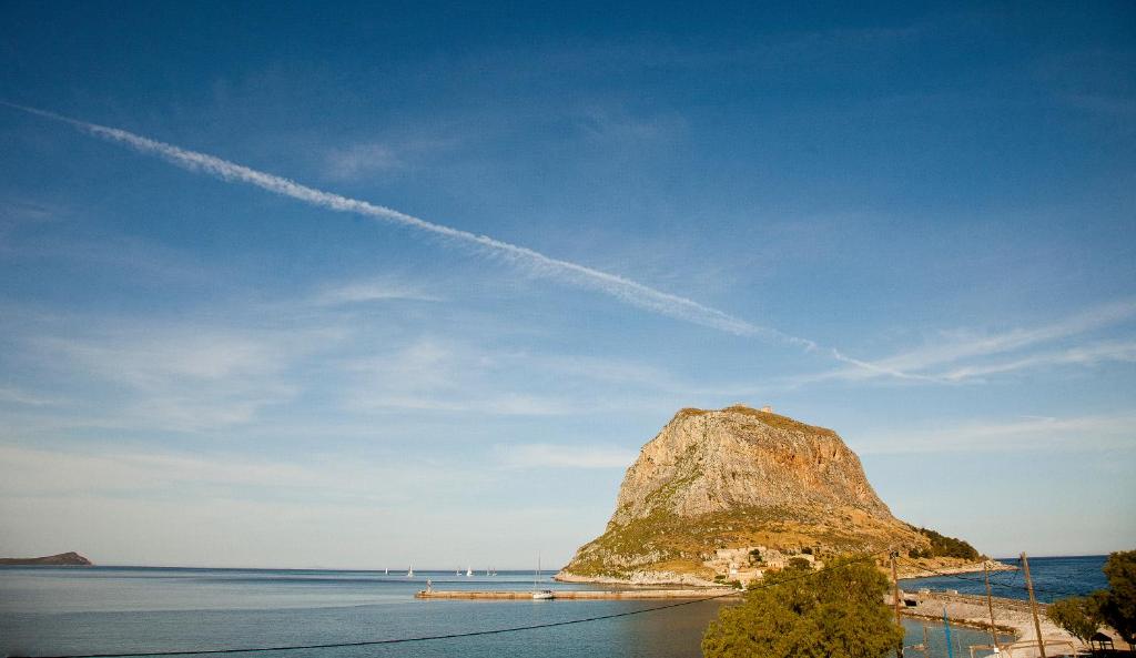 een grote rots in het midden van een waterlichaam bij Filoxenia Hotel in Monemvasia