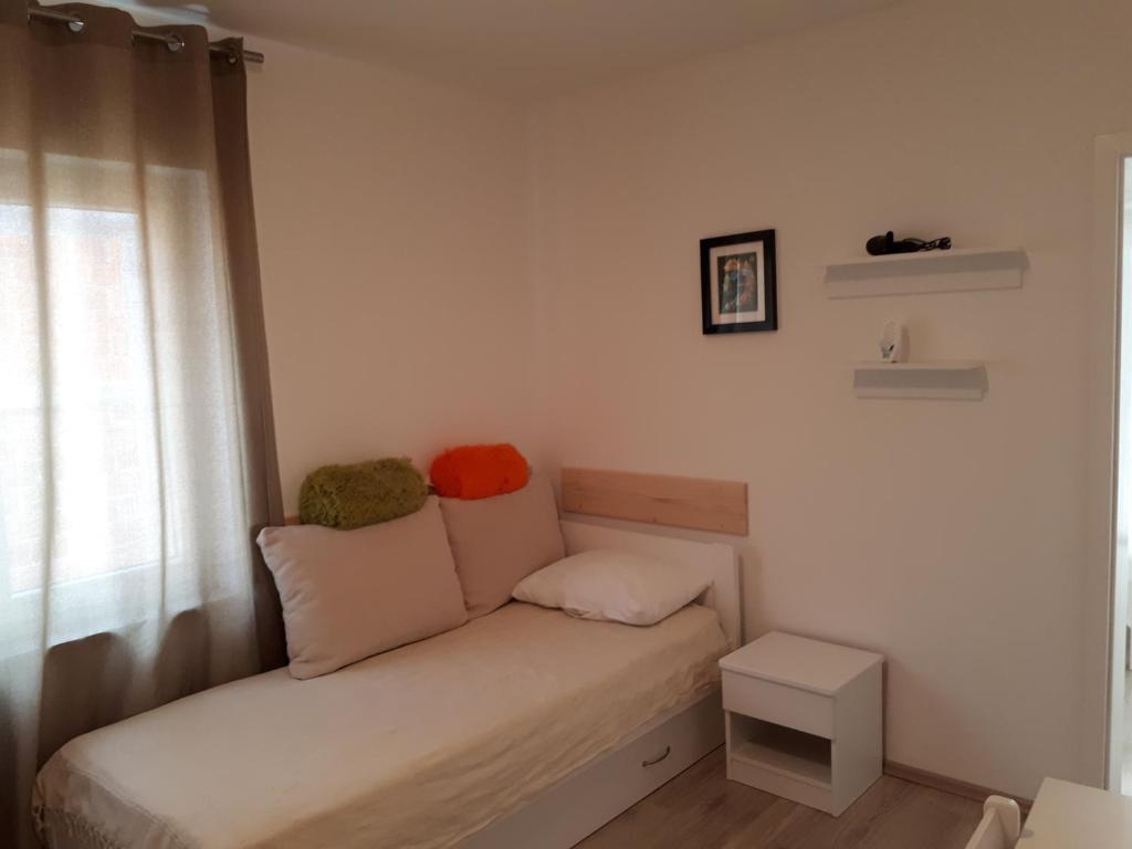Een bed of bedden in een kamer bij Apartments Tomas