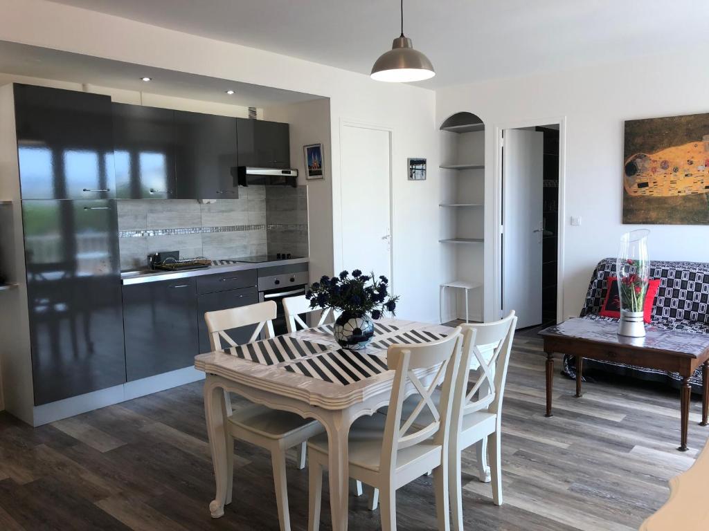 a kitchen and dining room with a table and chairs at Appart 2 pièces 45m2 Cavalaire/Mer in Cavalaire-sur-Mer