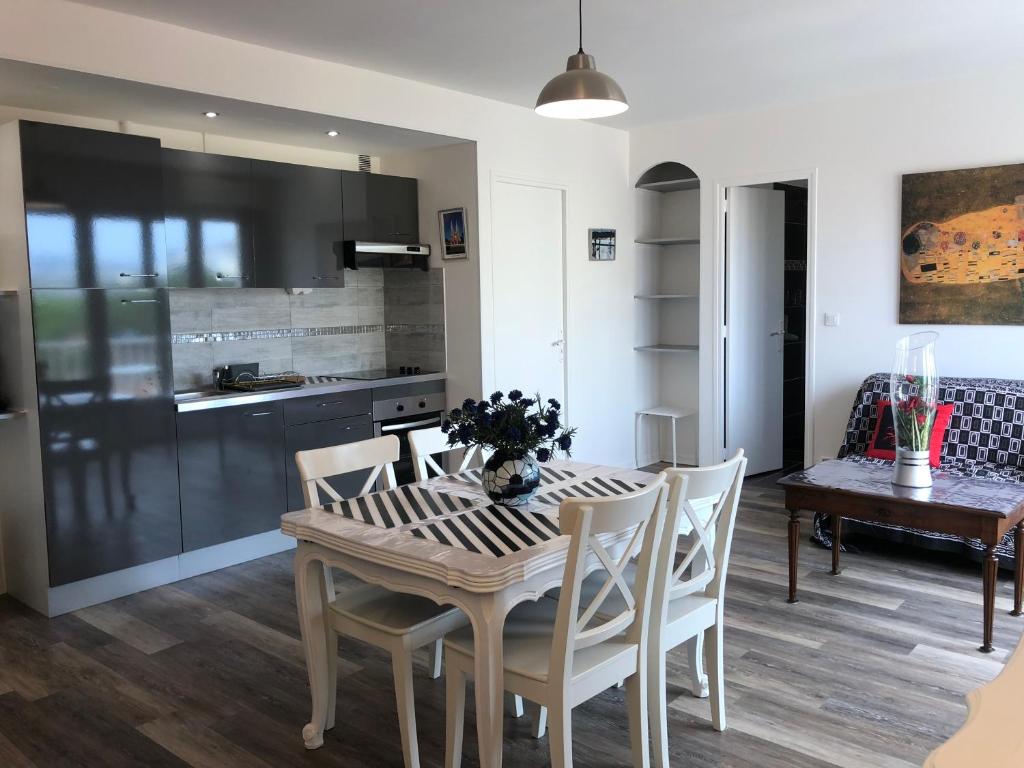 Kuchyň nebo kuchyňský kout v ubytování Appart 2 pièces 45m2 Cavalaire/Mer