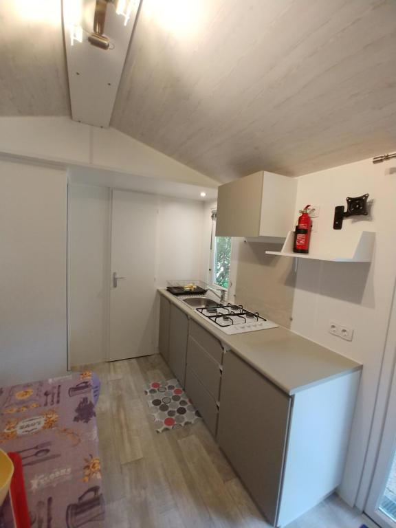 Kuchyň nebo kuchyňský kout v ubytování Camping La Rocca