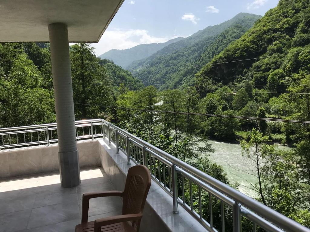 里澤的住宿－Su Apart，享有河流和山脉美景的阳台。