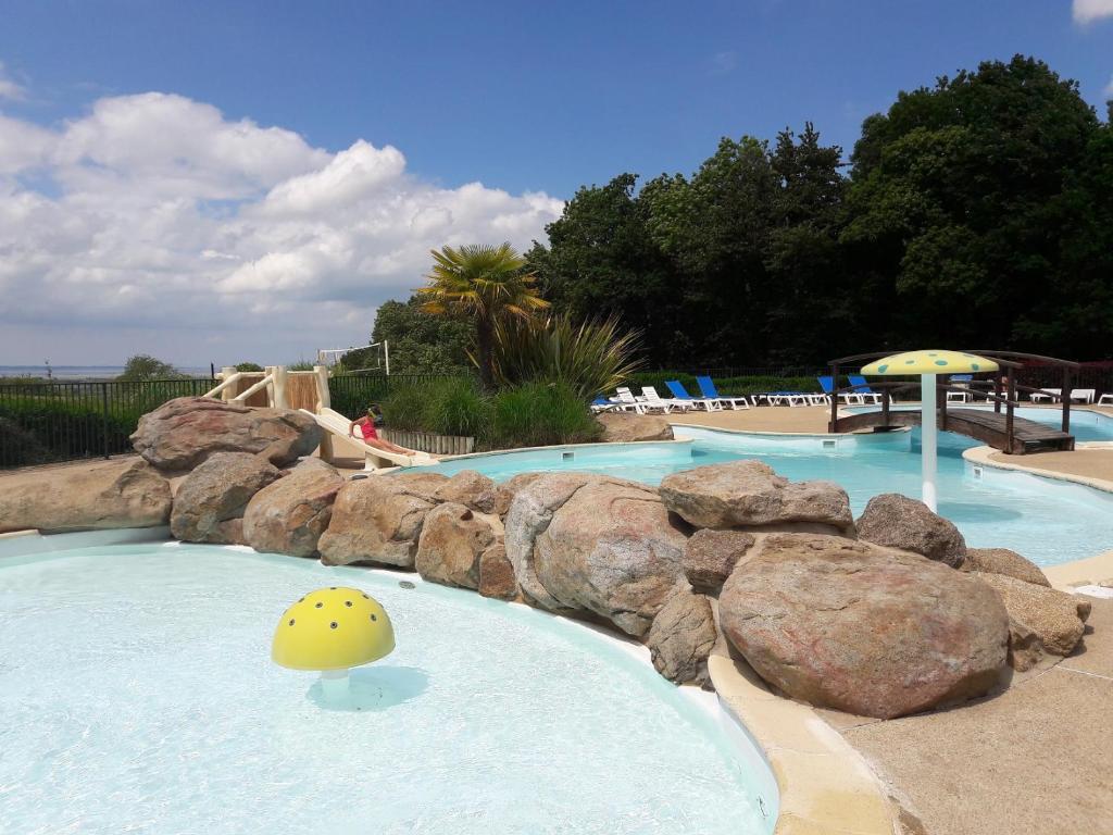 - une piscine avec une balle jaune dans l&#39;eau dans l&#39;établissement Camping le Balcon de la Baie, à Saint-Marcan
