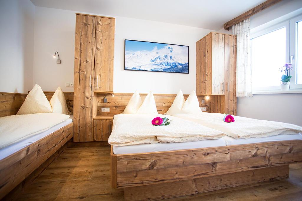 ein Schlafzimmer mit 2 Betten mit Blumen drauf in der Unterkunft Apartment Aster in Wagrain