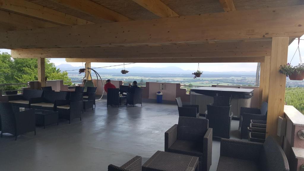 een restaurant met stoelen en een tafel en uitzicht bij Guesthouse Prenočišča Širec in Ptuj