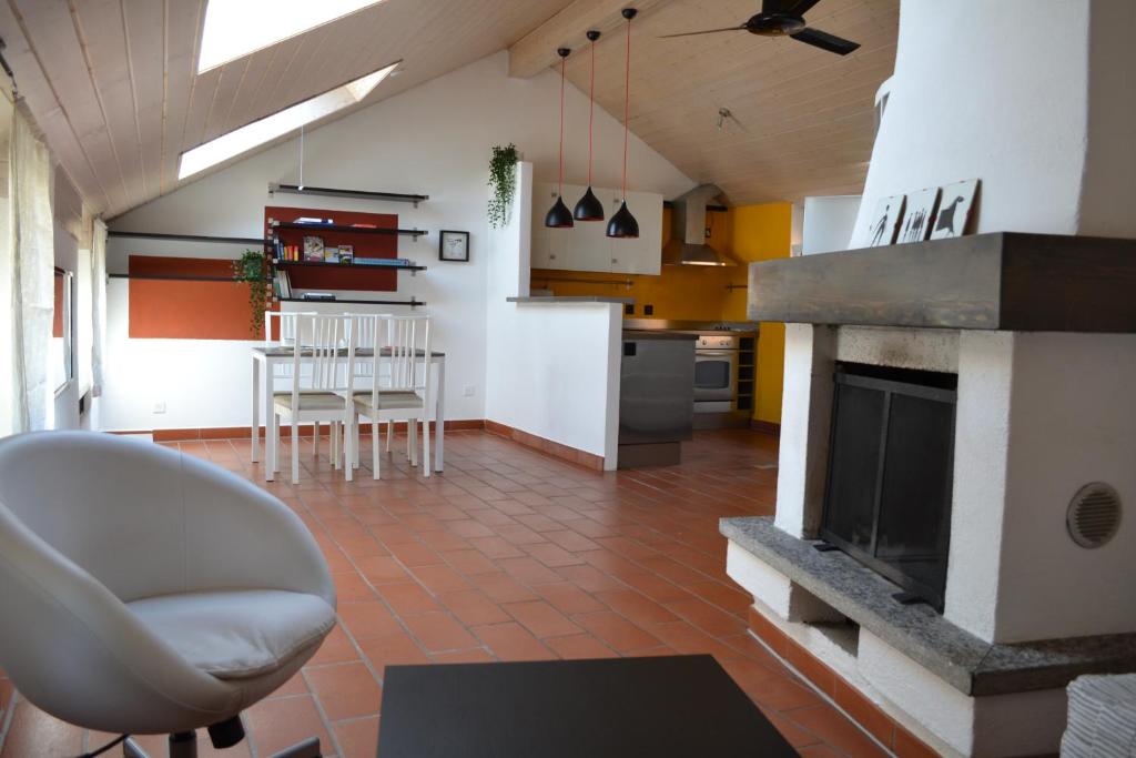 卡斯拉諾的住宿－Mansarda Caslano，带壁炉的客厅和用餐室