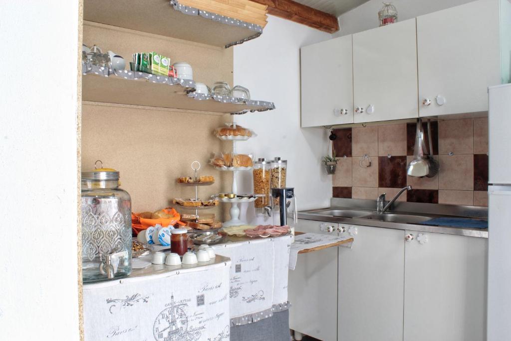 Kuchyň nebo kuchyňský kout v ubytování B&B Verzavò