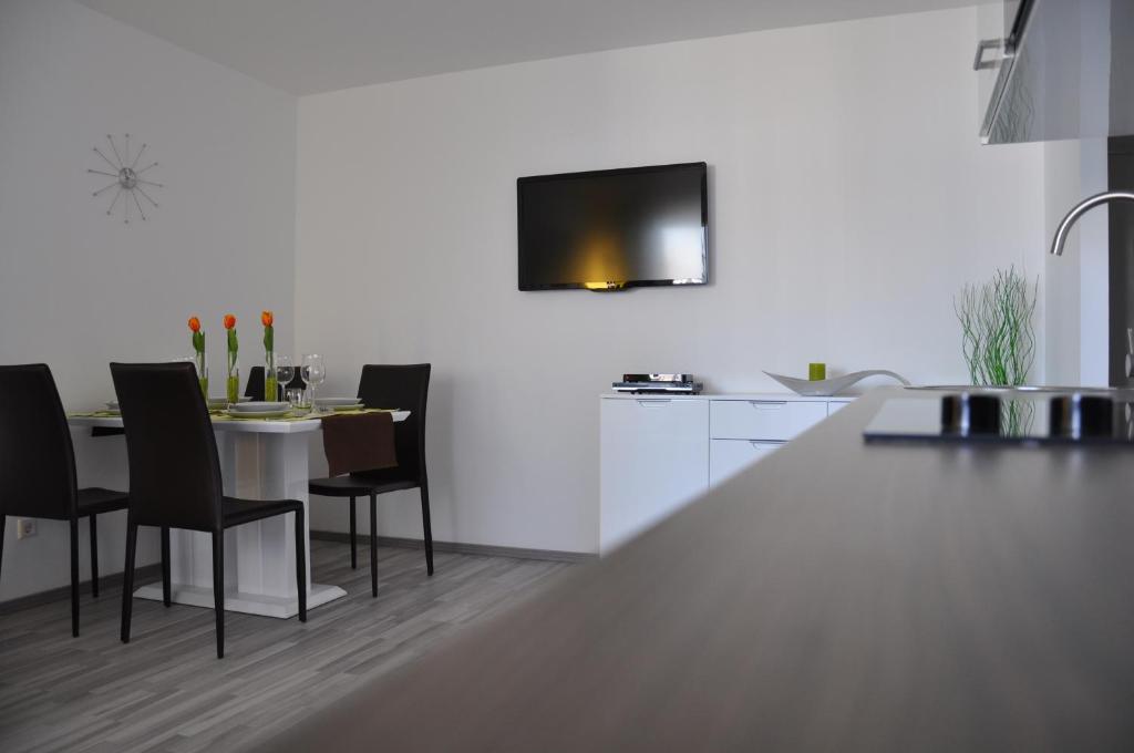 eine Küche und ein Esszimmer mit einem Tisch und Stühlen in der Unterkunft Traditional Apartments Vienna TAV in Wien