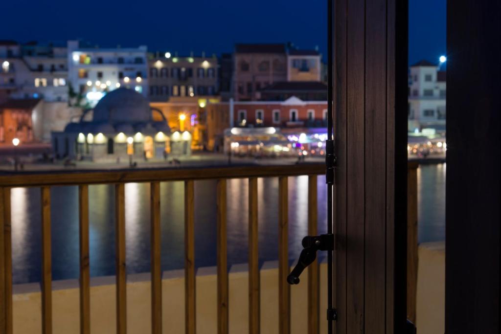 Výhled na řeku, která protéká v blízkosti hotelu