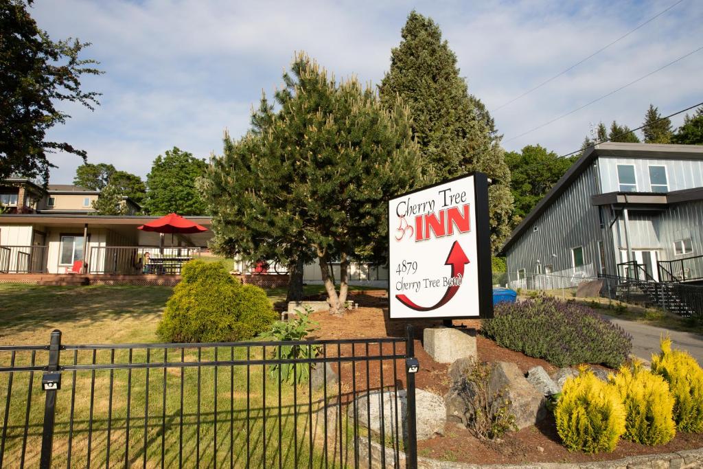 un panneau sur une clôture dans une cour dans l'établissement Cherry Tree Inn, à Victoria