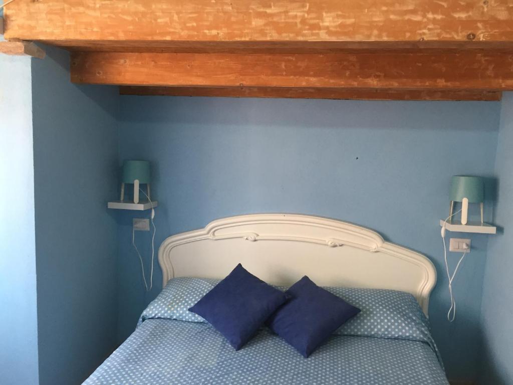 ムラヴェーラにあるLa margheritaの青いベッドルーム(ベッド1台、青い枕2つ付)