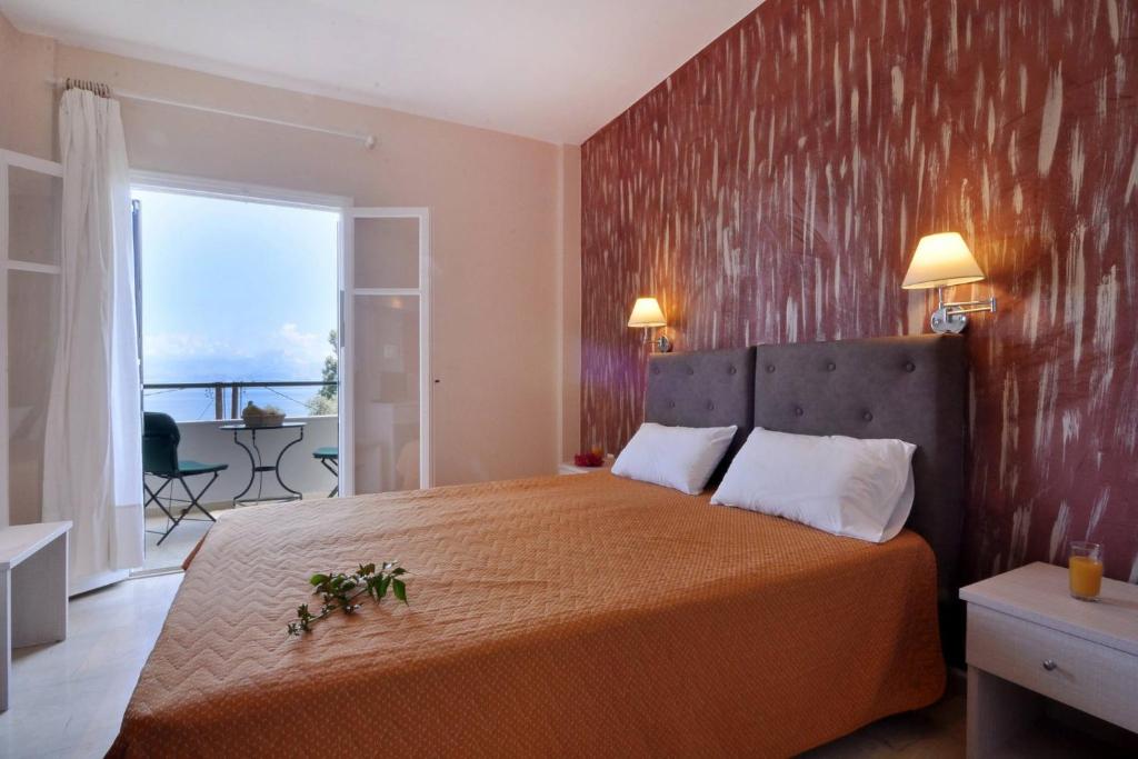 Postel nebo postele na pokoji v ubytování Veroniki Studios & Apartments