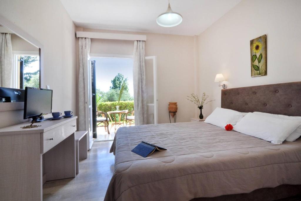 Postel nebo postele na pokoji v ubytování Veroniki Studios & Apartments