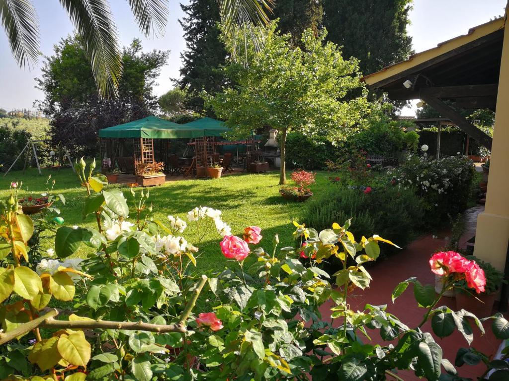 Ogród w obiekcie Vacanze Verde Mare - Beggi