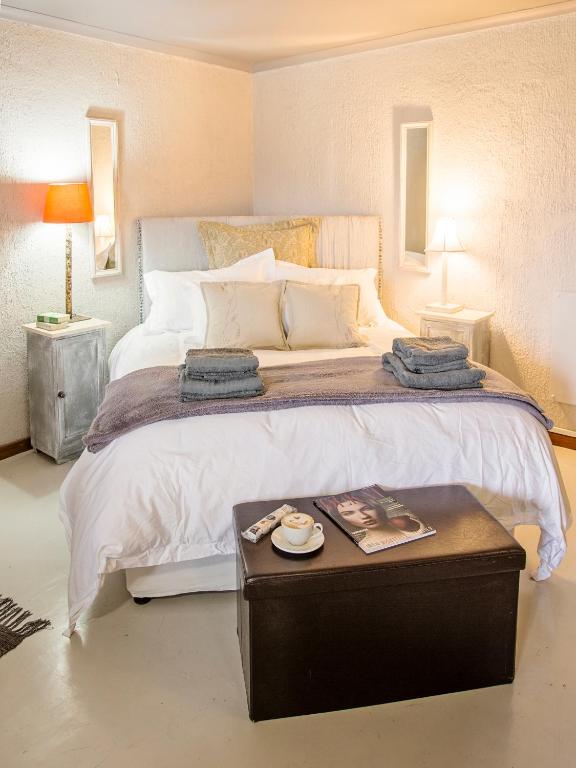 Waterside on Le Bonheur - Studio Apartment With Lake View