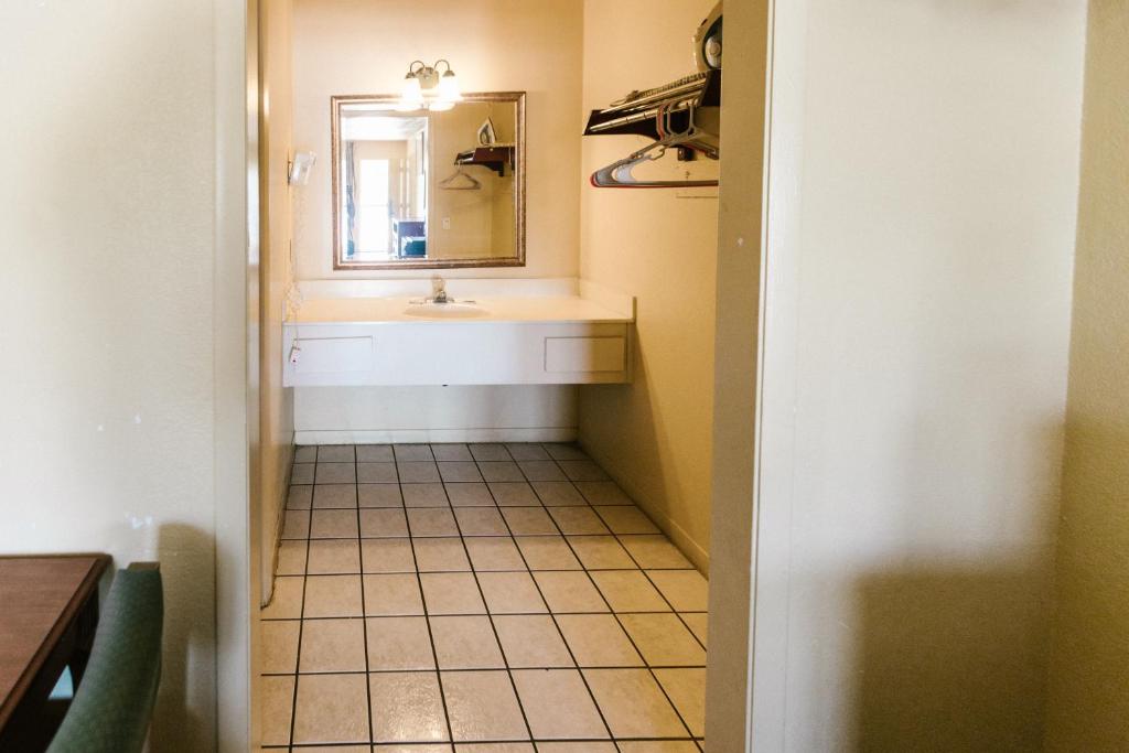 Summer Breeze Motel - Double Room With Two Double Beds - Smoking