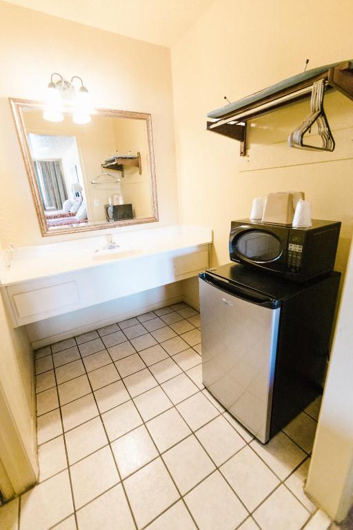 Summer Breeze Motel photo