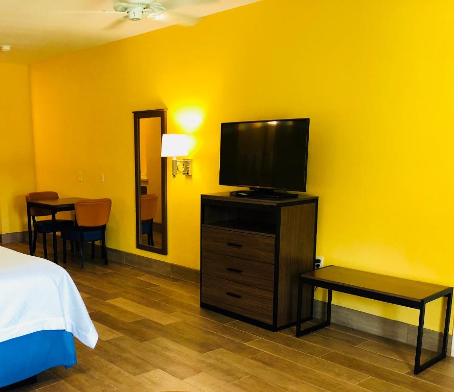 TV a/nebo společenská místnost v ubytování Days Inn by Wyndham Port Aransas TX