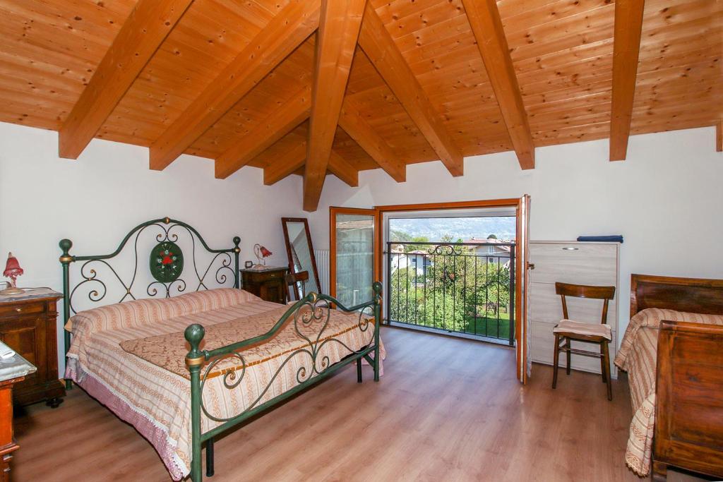 a bedroom with a bed and a wooden ceiling at Al Molin B&B in Colico