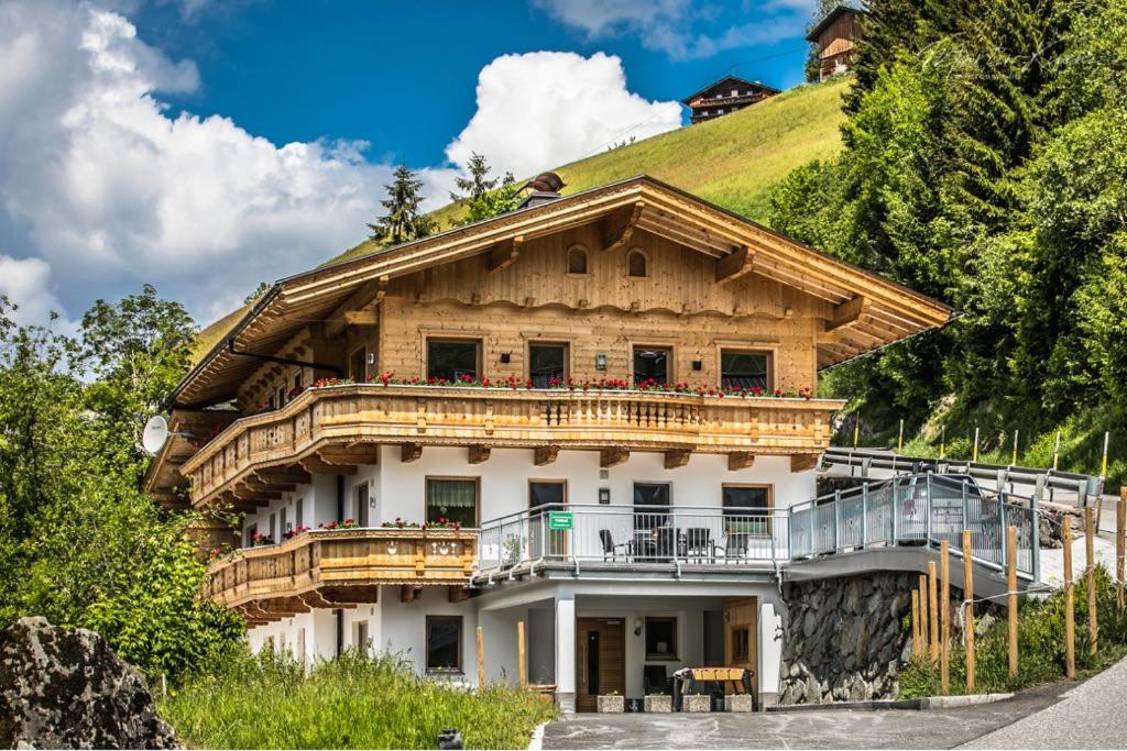 Cette grande maison en bois dispose d'un balcon sur une colline. dans l'établissement Ferienwohnung Tobias, à Zell am Ziller