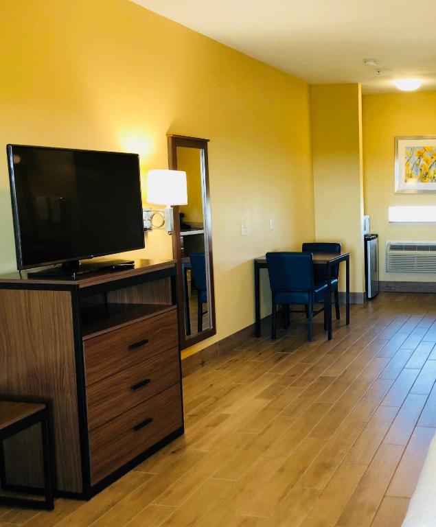 TV a/nebo společenská místnost v ubytování Days Inn by Wyndham Port Aransas TX