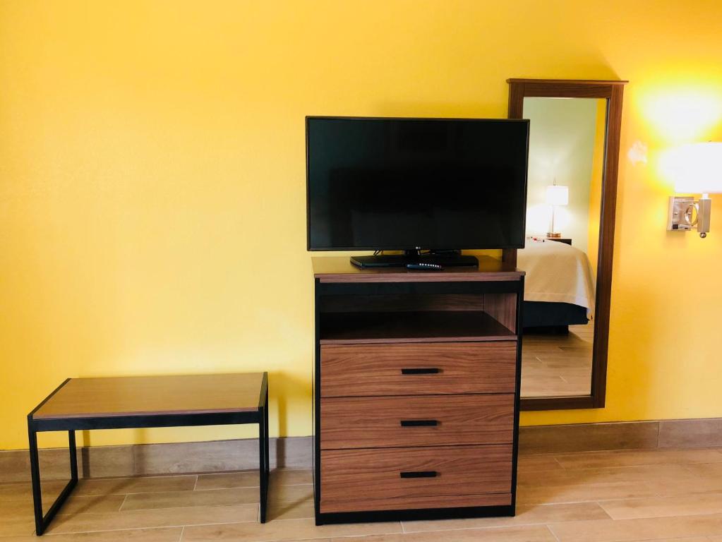 TV a/nebo společenská místnost v ubytování Days Inn by Wyndham Port Aransas TX